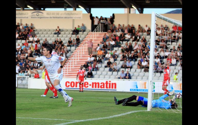 Remy Cabella (I) anota un cañonazo ante la mirada de los seguidores del Ajaccio y la decepción de Ochoa. AFP  /