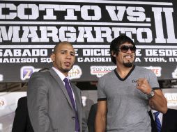 El boxeador puertorriqueño Miguel Ángel Cotto (i) y el mexicano Antonio Margarito (D) posan durante la conferencia del dia de hoy. EFE  /