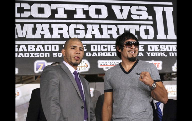 El boxeador puertorriqueño Miguel Ángel Cotto (i) y el mexicano Antonio Margarito (D) posan durante la conferencia del dia de hoy. EFE  /