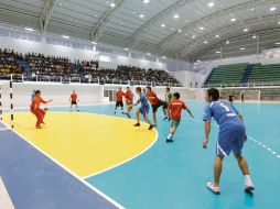 Algunos jóvenes ya entrenan en las instalaciones del Gimnasio San Rafael. S. NÚÑEZ  /