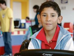 Mario, durante su terapia en el Centro de Rehabilitación Infantil Teletón de Occidente. M. FREYRÍA  /