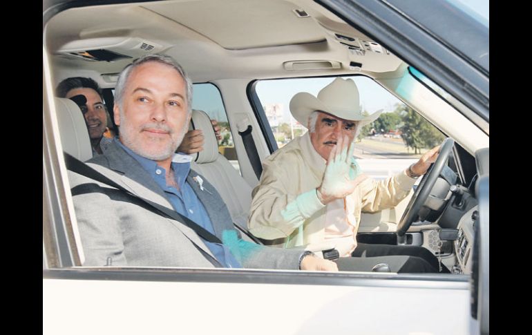 Vicente Fernández y Emilio González estrenaron el nodo vial en el cruce de la Carretera a Chapala y la entrada a la Arena VFG. S. NÚÑEZ  /