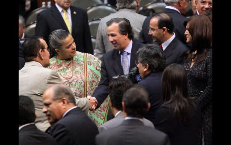 El secretario de Hacienda, José Antonio Meade, saluda a los legisladores al llegar a la Cámara de Diputados. EL UNIVERSAL  /