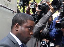 Kwaku Adoboli llega a los tribunales para enfrentar las acusaciones que han formulado en su contra. AP  /