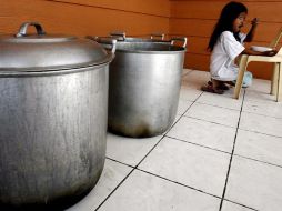 La imagen muestra una niña filipina comiendo un plato de comida en un centro de caridad de un suburbio de Manila, Filipinas. EFE  /