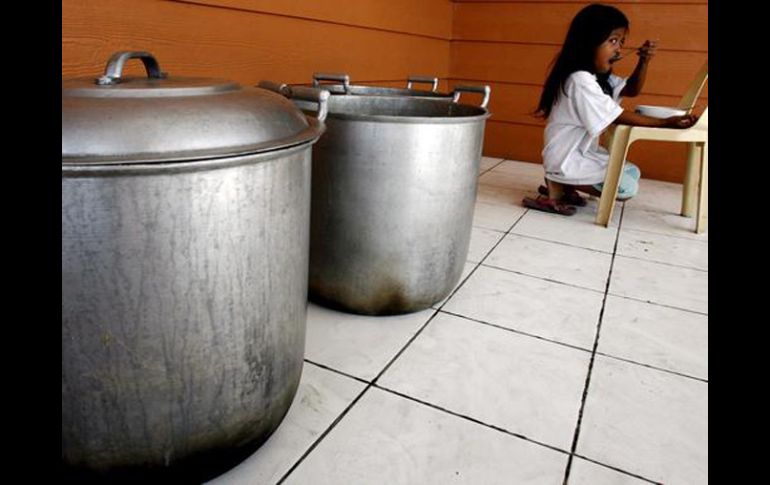 La imagen muestra una niña filipina comiendo un plato de comida en un centro de caridad de un suburbio de Manila, Filipinas. EFE  /