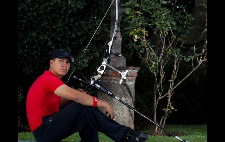 El arquero Juan René Serrano asegura sentirse orgulloso de representar a México. MEXSPORT  /