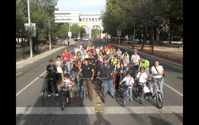 En el marco del Día Mundial sin Auto, activistas representan el espacio público ocupado por autos en la zona de La Minerva. ESPECIAL  /