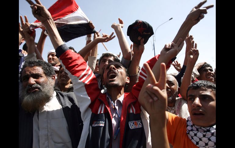 Manifestantes yemeníes gritan consignas contra el gobierno. AFP  /