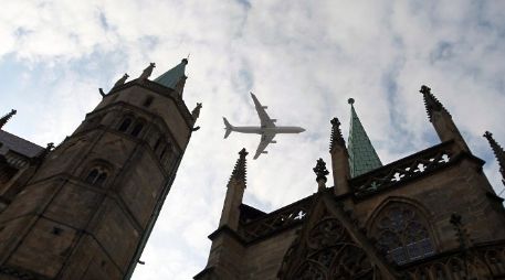 El avión con el Papa Benedicto XVI pasa sobre la catedral de Erfurt, al llegar a esta ciudad. EFE  /