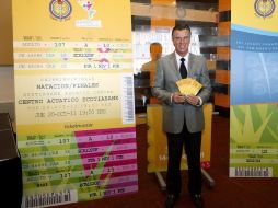 Carlos Andrade Garín, director del Copag, en la presentación del diseño conmemorativo de los boletos. EFE  /