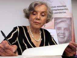 En la ceremonia, Poniatowska animó a los estudiantes del centro a compartir sus propias historias. ARCHIVO  /