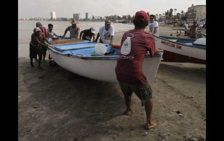 Pescadores en Mazatlán decidieron posponer sus labores por el paso del huracán Hilary que tiene categoría 4. EFE  /