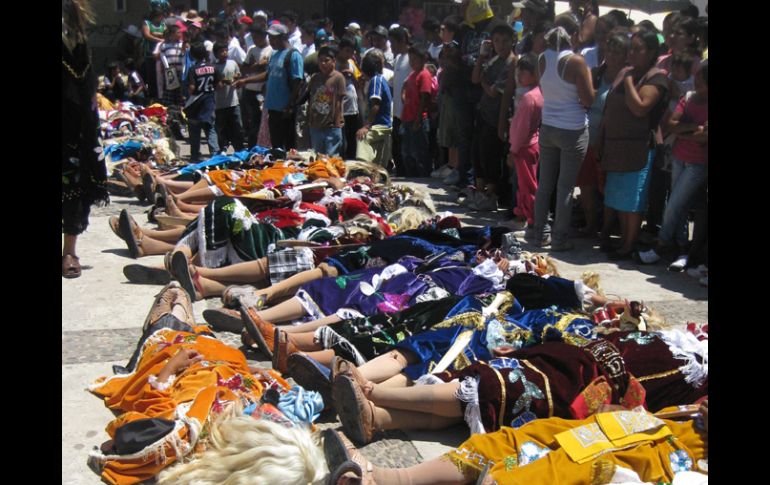 A fin de representar su muerte, los Tastoanes se acuestan, uno tras otro, a lo largo de la plaza. ESPECIAL  DAVID IZAZAGA  /