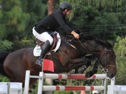 Juan Carlos Álvarez se quedó con el primer lugar de la prueba de Seis Barras montando a 'Puertas Wotan'. M. FREYRIA  /