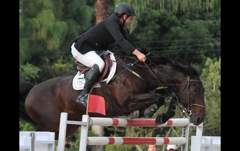 Juan Carlos Álvarez se quedó con el primer lugar de la prueba de Seis Barras montando a 'Puertas Wotan'. M. FREYRIA  /