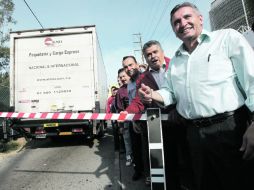 Encabezados por Antonio Mateos (derecha), manifestantes instalaron una caseta de cobro simbólica en Lázaro Cárdenas. S NÚÑEZ  /