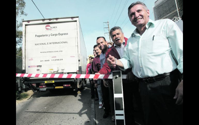 Encabezados por Antonio Mateos (derecha), manifestantes instalaron una caseta de cobro simbólica en Lázaro Cárdenas. S NÚÑEZ  /