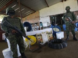 Elementos del Ejército custodian el material decomisado. NOTIMEX  /