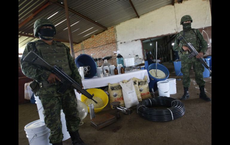 Elementos del Ejército custodian el material decomisado. NOTIMEX  /