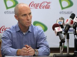 Bob Bradley, durante una conferencia de prensa, luego de firmar el  contrato. AFP  /