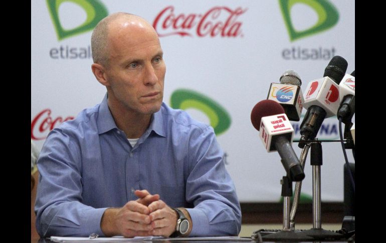 Bob Bradley, durante una conferencia de prensa, luego de firmar el  contrato. AFP  /