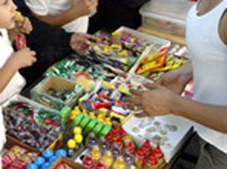 Los niños compran dulces, jugos envasados y frituras en la escuela. ARCHIVO  /