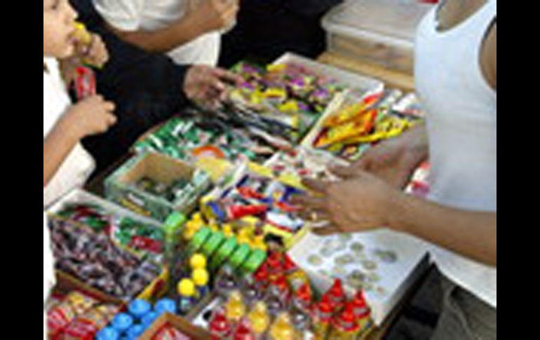 Los niños compran dulces, jugos envasados y frituras en la escuela. ARCHIVO  /