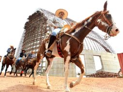 Todo un contingente equino abigarrado pudo verse en el edificio cultural del Cerro del Tesoro. M FREYRÍA.  /