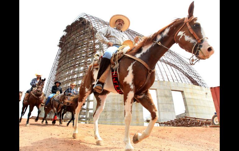 Todo un contingente equino abigarrado pudo verse en el edificio cultural del Cerro del Tesoro. M FREYRÍA.  /