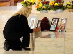 Varias fotografías de las víctimas fueron colocadas en el altar principal del templo católico para recordar su memoria. REUTERS.  /