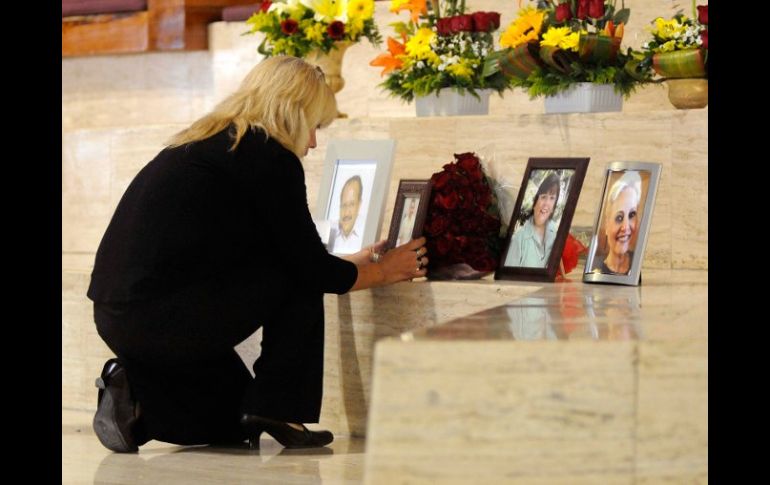 Varias fotografías de las víctimas fueron colocadas en el altar principal del templo católico para recordar su memoria. REUTERS.  /