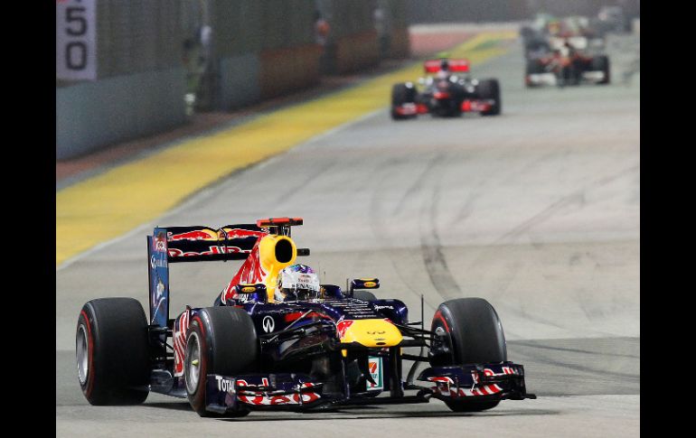 Sebastian Vettel en su monoplaza durante el Gran Premio de Singapur. AP  /