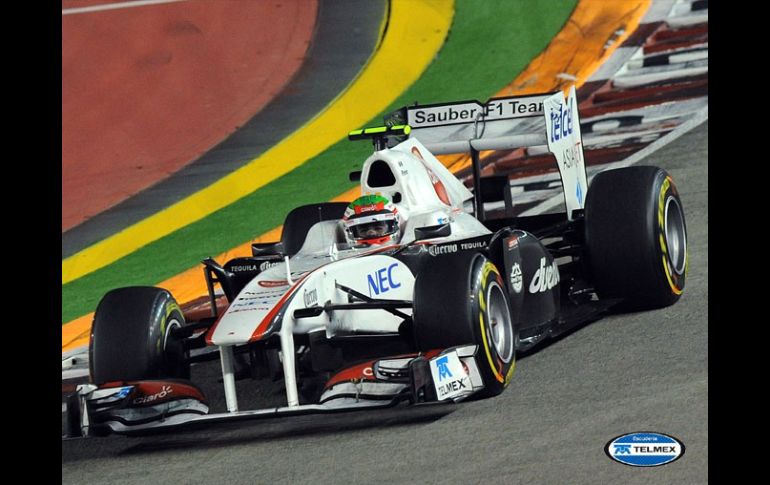 Sergio Pérez en su monoplaza, durante el Gran Premio de Singapur, carrera en la que siempre estuvo en los 10 primeros sitios. AFP  /