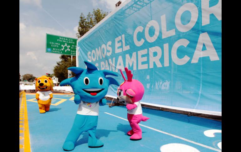 Las mascotas de los Juegos Panamericanos estuvieron en los carriles Panamericanos. E. BARRERA.  /