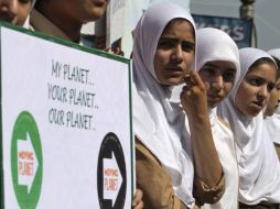 Varias niñas participan en una marcha organizada dentro de la campaña Moving Planet, una iniciativa mundial en defensa del clima. EFE  /