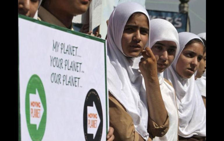 Varias niñas participan en una marcha organizada dentro de la campaña Moving Planet, una iniciativa mundial en defensa del clima. EFE  /