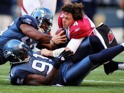 Kevin Kolb pierde su casco en una intensa jugada durante el encuentro. REUTERS  /