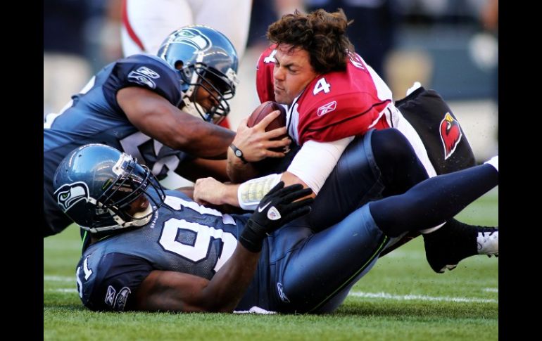 Kevin Kolb pierde su casco en una intensa jugada durante el encuentro. REUTERS  /