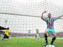 Gennaro del Vecchio (der.) festeja la anotación del Catania; el arquero Buffon, de la Juventus, de rodillas. EFE  /