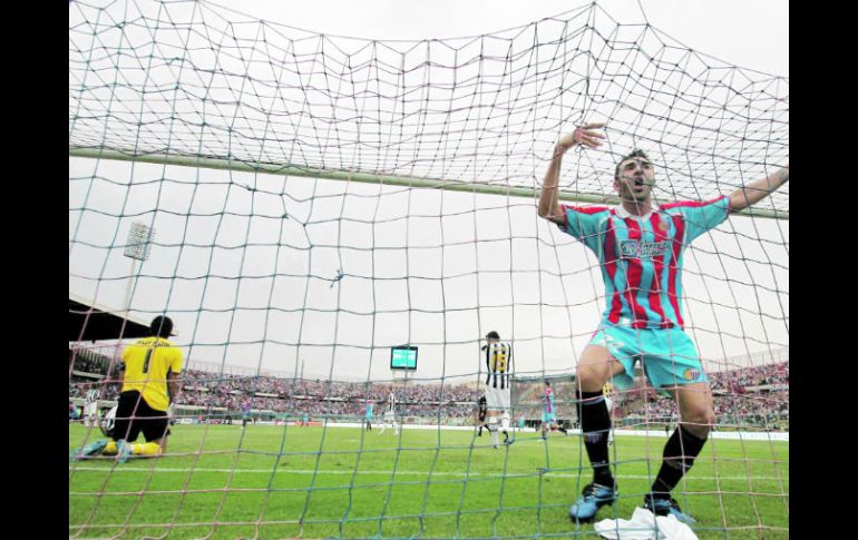 Gennaro del Vecchio (der.) festeja la anotación del Catania; el arquero Buffon, de la Juventus, de rodillas. EFE  /