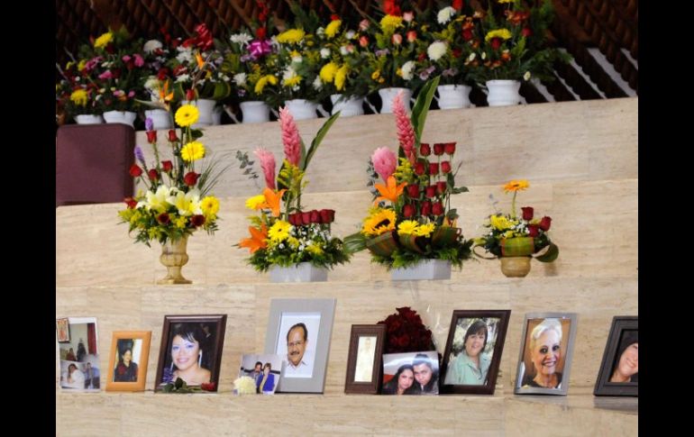 Los familiares con flores y velas, clamaron castigo para los responsables. REUTERS  /