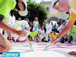 La sociedad participa en la presentación del carril panamericano en Avenida Vallarta, a la altura de Los Arcos. E. BARRERA  /