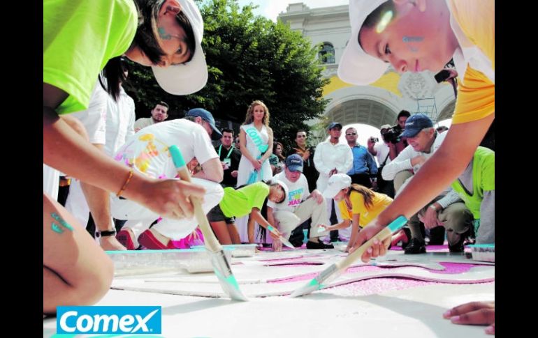 La sociedad participa en la presentación del carril panamericano en Avenida Vallarta, a la altura de Los Arcos. E. BARRERA  /