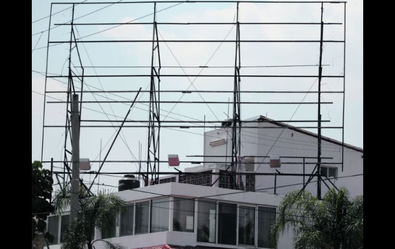 El Ayuntamiento mantiene un operativo contra anuncios irregulares (en la foto, la Zona de La Minerva). A. MADERA  /