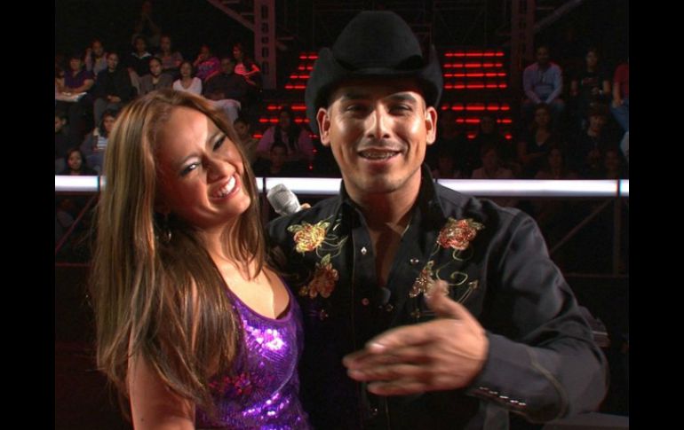 Rebeca integrante del equipo de Espinoza Paz y el cantautor se divierten tras la audición. IMAGEN TOMADA DE TWITTER @LaVozMexico  /