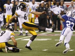 El jugador de los Acereros, Shaun Suisham, al momento de patear el gol de campo que les dió la victoria. REUTERS  /