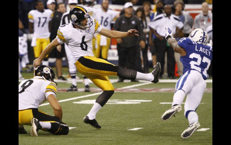 El jugador de los Acereros, Shaun Suisham, al momento de patear el gol de campo que les dió la victoria. REUTERS  /