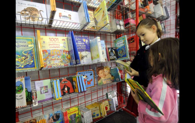 Los libros de educación y entretenimiento son algunos personajes de la obra. ARCHIVO  /