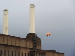 El cerdo volador recrea la imagen de portada de 1977 'Animals'. REUTERS  /